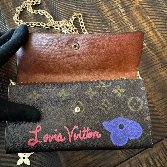 - Louis Vuitton
Vintage LV Monogram Sarah Wallet designed by me hand paint… - Picture 7 of 16